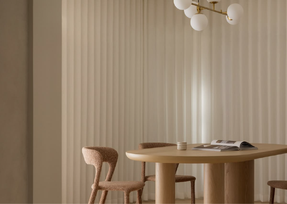 Curtains creating a calm dining room